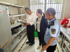 <b>工做人员认实查抄餐具消毒设备运转环境及后厨</b>
